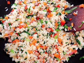 青菜炒饭,将米饭打散，让米粒蔬菜完全均匀，即可出锅了。