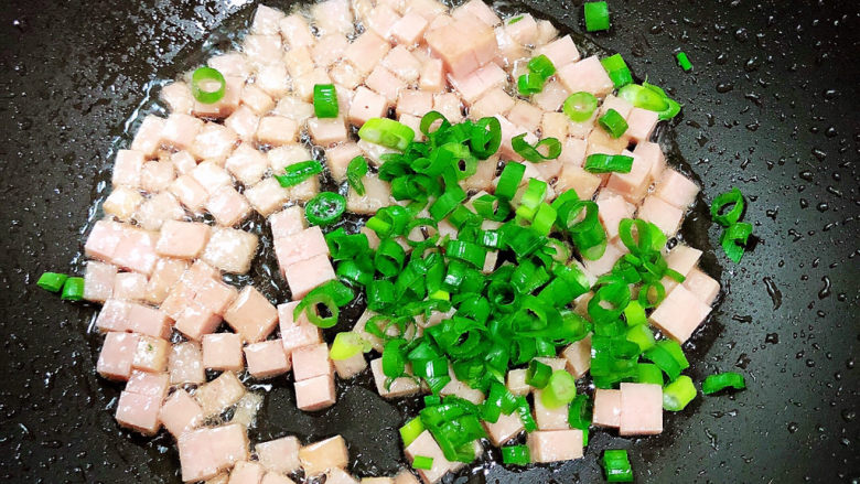 青菜炒饭,加入小葱末煸香。