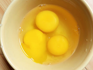 西兰花炒鸡蛋,准备好鸡蛋，搅打均匀。
