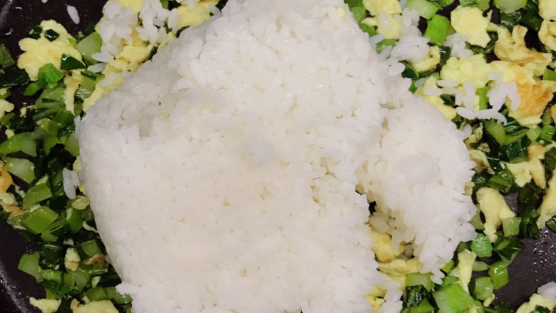 青菜炒饭,放入剩米饭