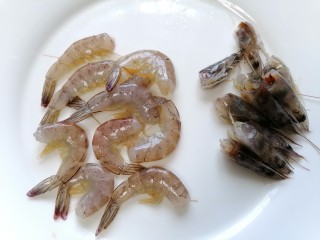 耳光炒饭,将基围虾头和尾部分开，虾线也同时扯干净
