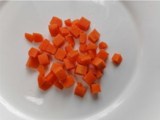 耳光炒饭,胡萝卜切成丁状