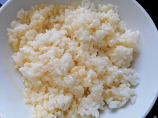 耳光炒饭,将蛋液和剩米饭充分搅拌均匀