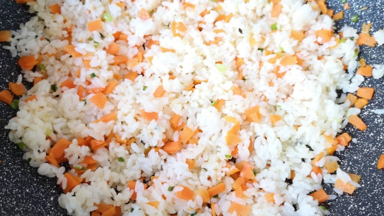 青菜炒饭,下入米饭翻炒均匀。