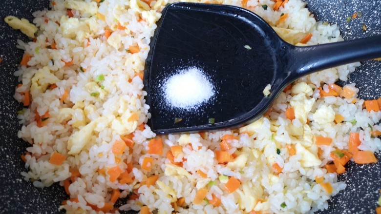 青菜炒饭,放盐调味。