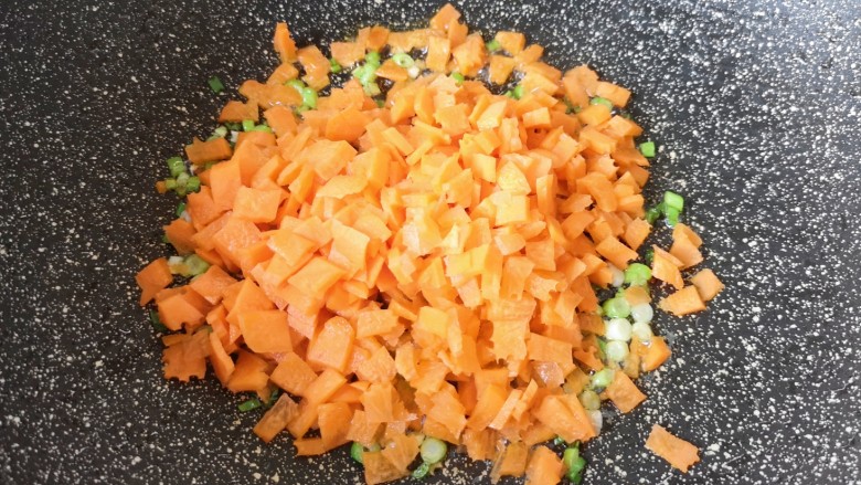 青菜炒饭,下入胡萝卜碎。