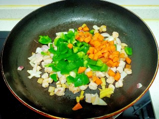 酸豆角炒肉末,翻炒均匀 放入胡萝卜和菜椒 