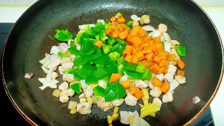 酸豆角炒肉末,翻炒均匀 放入胡萝卜和菜椒 