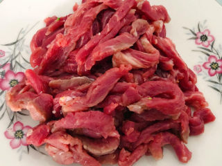 雪菜肉丝面,牛肉顺丝切成大小粗细均匀的肉丝