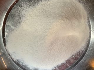 喜饼,盆里筛入面粉。