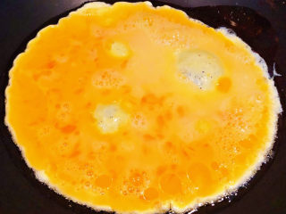 西兰花炒鸡蛋,锅中倒入底油加热再倒入打散的蛋液中火炒制