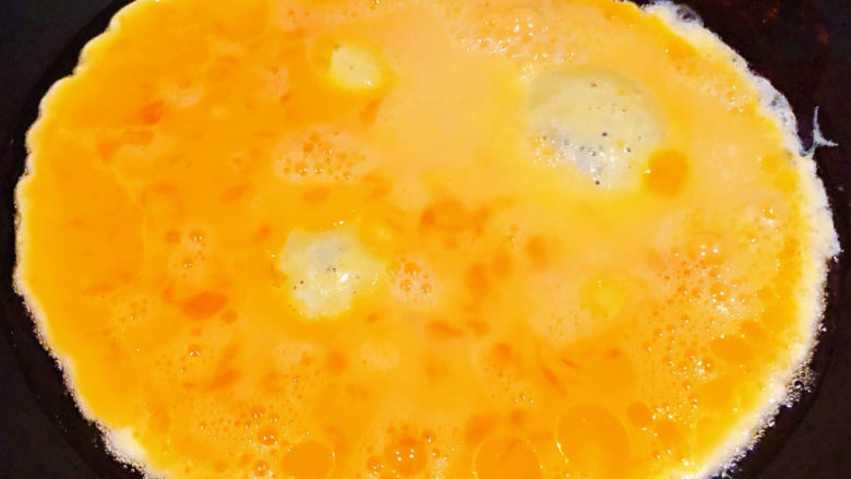 西兰花炒鸡蛋,锅中倒入底油加热再倒入打散的蛋液中火炒制