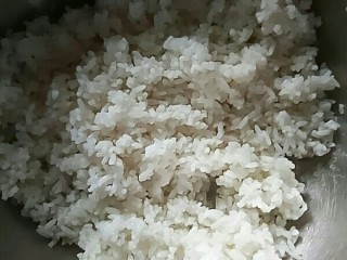 耳光炒饭一家常版,隔夜米饭弄散。