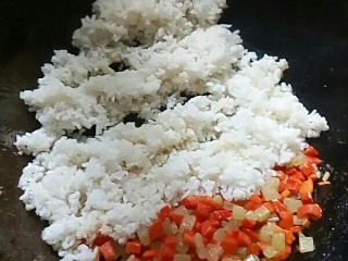 耳光炒饭一家常版,放入米饭。