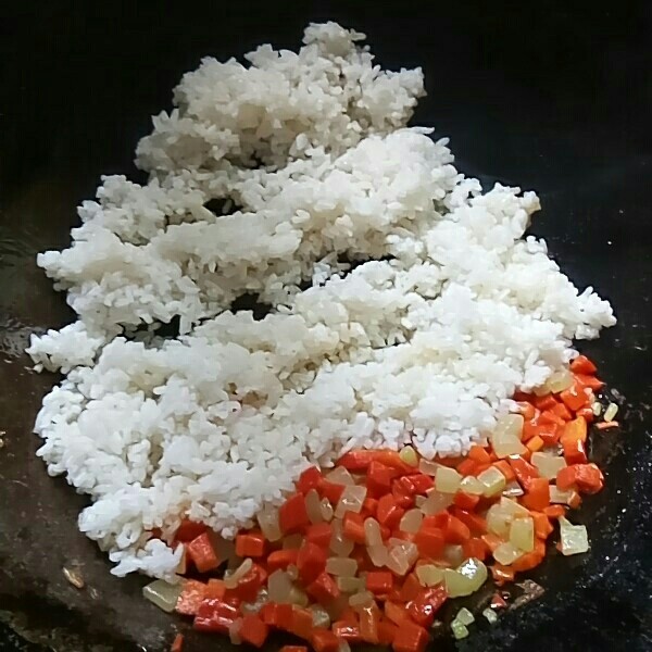 耳光炒饭一家常版,放入米饭。