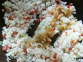 耳光炒饭一家常版,放入虾米翻炒均匀。