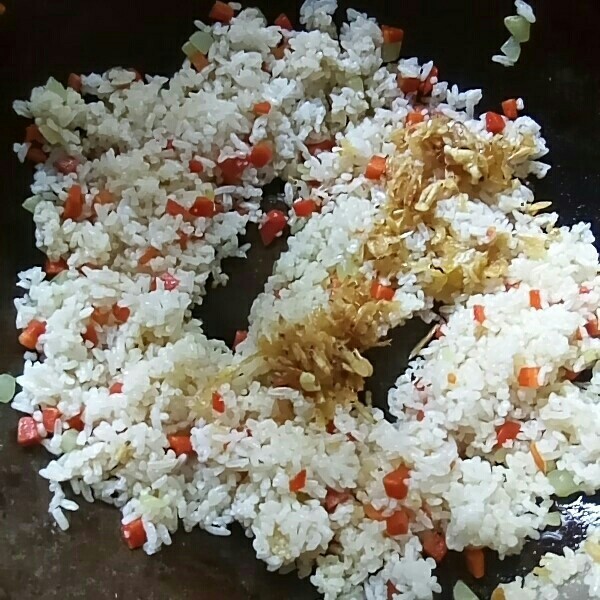 耳光炒饭一家常版,放入虾米翻炒均匀。