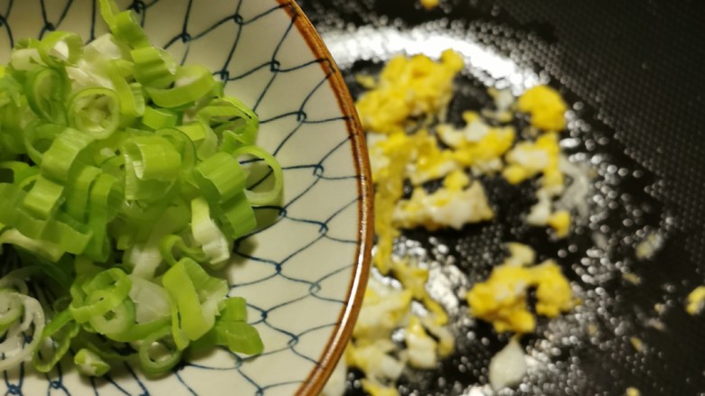 青菜炒饭,放入一半量的葱花炒出香味。