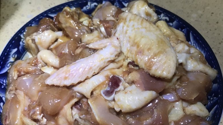 铁锅啫啫鸡,用酱料腌10分钟