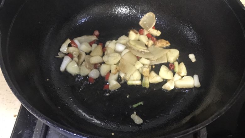 铁锅啫啫鸡,最后下辣椒