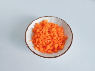耳光炒饭,胡萝卜削皮切成长条，再切成小丁。