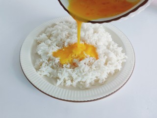 耳光炒饭,隔夜米饭一碗，加入打好的鸡蛋液。