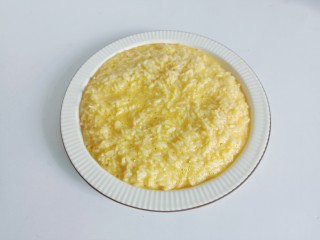 耳光炒饭,把鸡蛋液与米饭搅拌均匀。