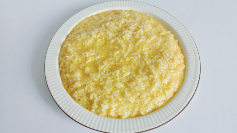 耳光炒饭,把鸡蛋液与米饭搅拌均匀。