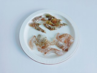 耳光炒饭,虾壳可以从虾的第三节开始剥，可以借助叉子来剥虾壳，非常省事。