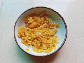 耳光炒饭,咸蛋黄提前蒸熟，用刀背把蛋黄碾碎备用。