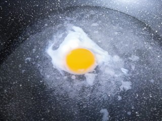 耳光炒饭,锅里多放一点清水，烧到水微微冒泡，用筷子快速搅动水，让它形成一个漩涡状，快速倒入鸡蛋【鸡蛋提前嗑入碗里，不然来不及】开小火慢慢熟到自己想要的那个程度。