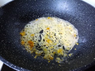 耳光炒饭,虾油锅中下咸蛋黄略炒。