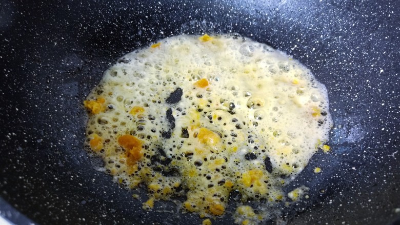耳光炒饭,虾油锅中下咸蛋黄略炒。
