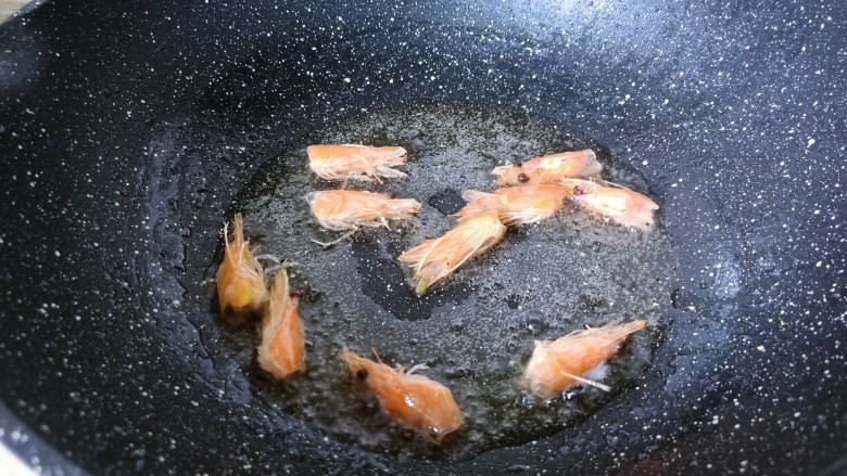 耳光炒饭,热锅冷油下虾头炼油，当锅内油呈金黄色后，捞出虾头就不需要了。