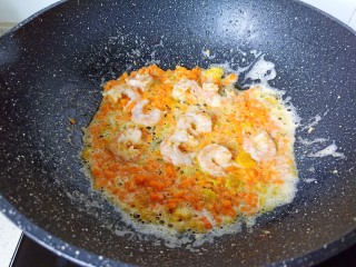 耳光炒饭,然后加入胡萝卜与对虾翻炒片刻。