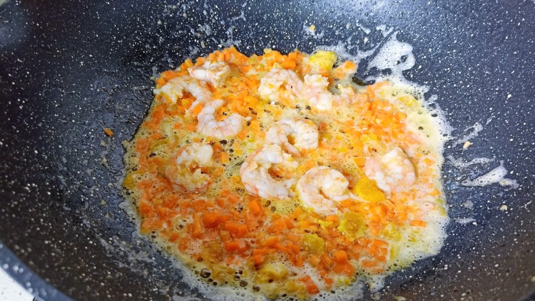 耳光炒饭,然后加入胡萝卜与对虾翻炒片刻。