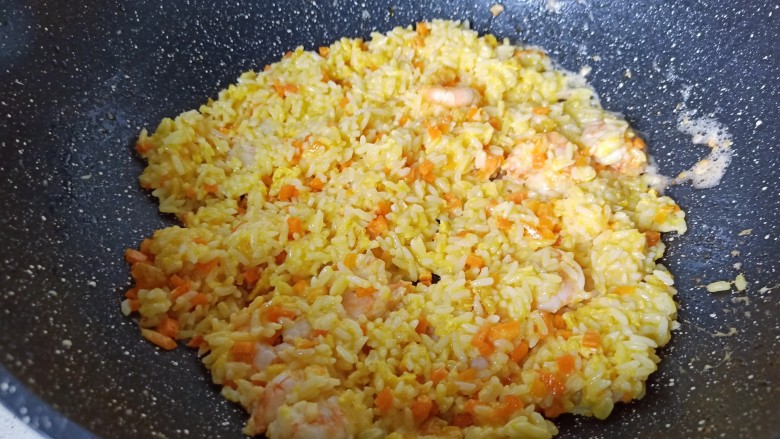 耳光炒饭,加入米饭开大火快速翻炒，翻炒至每一粒米饭都包裹着金黄色的外衣。