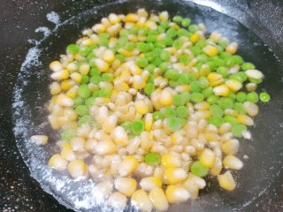 耳光炒饭,锅里烧开水，把玉米粒，豌豆倒入焯水