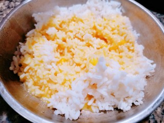 耳光炒饭,隔夜的米饭放入冰箱冷藏四小时后取出来倒入鸡蛋液，搅拌均匀