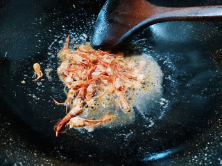耳光炒饭,起锅烧油，下入虾头，炒出虾油，再把虾头捞起来
