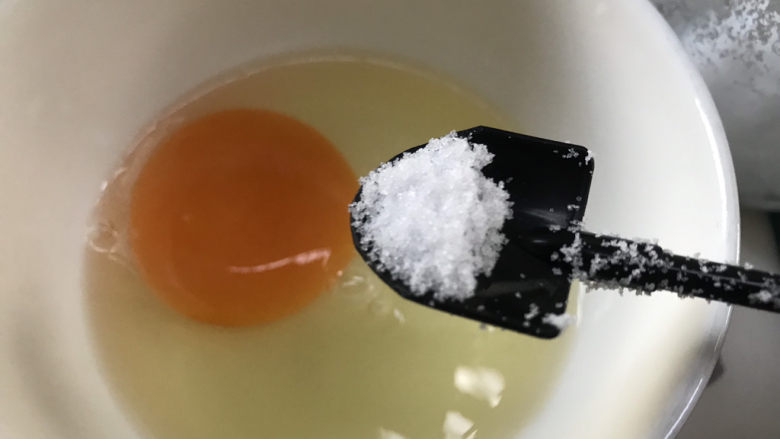 酸豆角炒鸡蛋,放入小半勺盐
