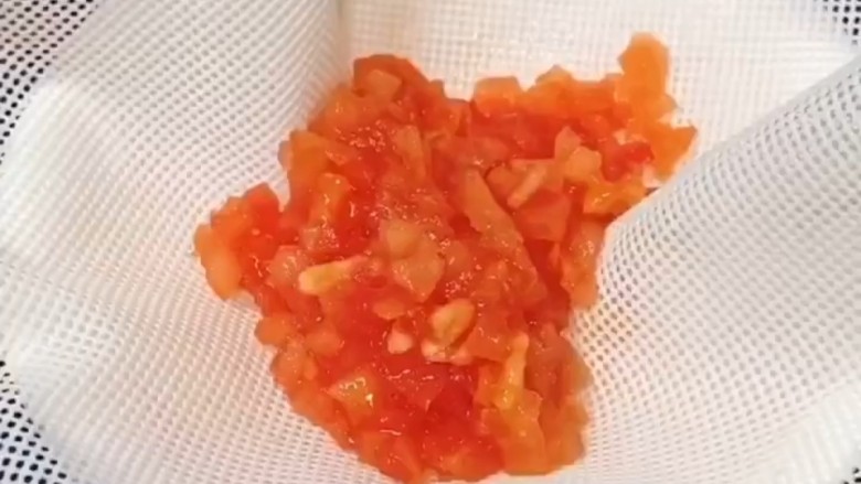 水晶蒸饺,然后准备一个碗和一块网纱布把西红柿放入网纱布上拧水