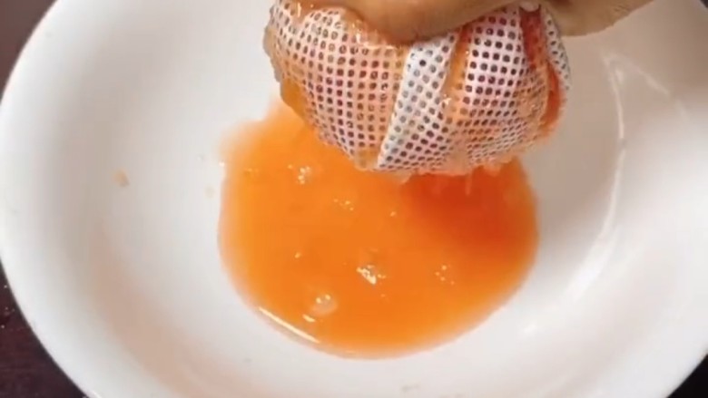 水晶蒸饺,把西红柿放在纱布里用力的挤出水分