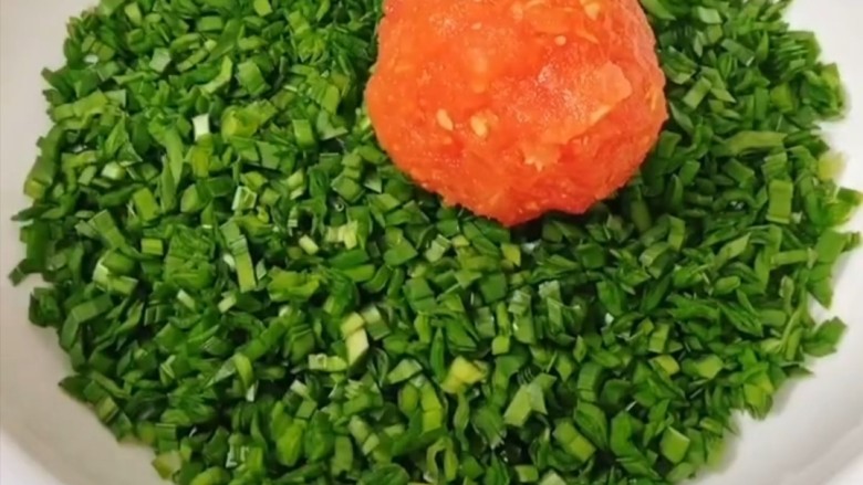 水晶蒸饺,然后准备一个碗放入韭菜和一个西红柿备用