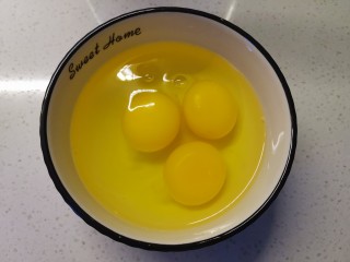 西兰花炒鸡蛋,碗中打入三个鸡蛋