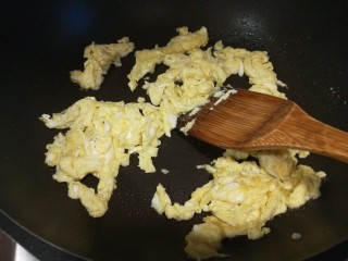 酸豆角炒鸡蛋,锅中倒入适量油烧热倒入鸡蛋液炒散倒入碗中？