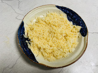 耳光炒饭,搅拌均匀使米粒均匀的裹上蛋液