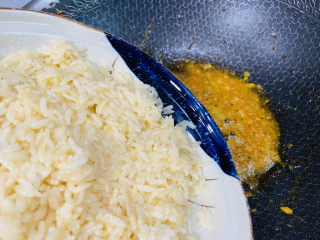 耳光炒饭,倒入裹上蛋液的米饭