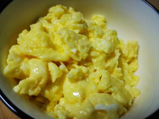 酸豆角炒鸡蛋,盛入碗中备用