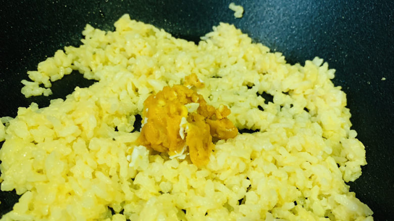 耳光炒饭,米饭炒出香味，加咸蛋黄；